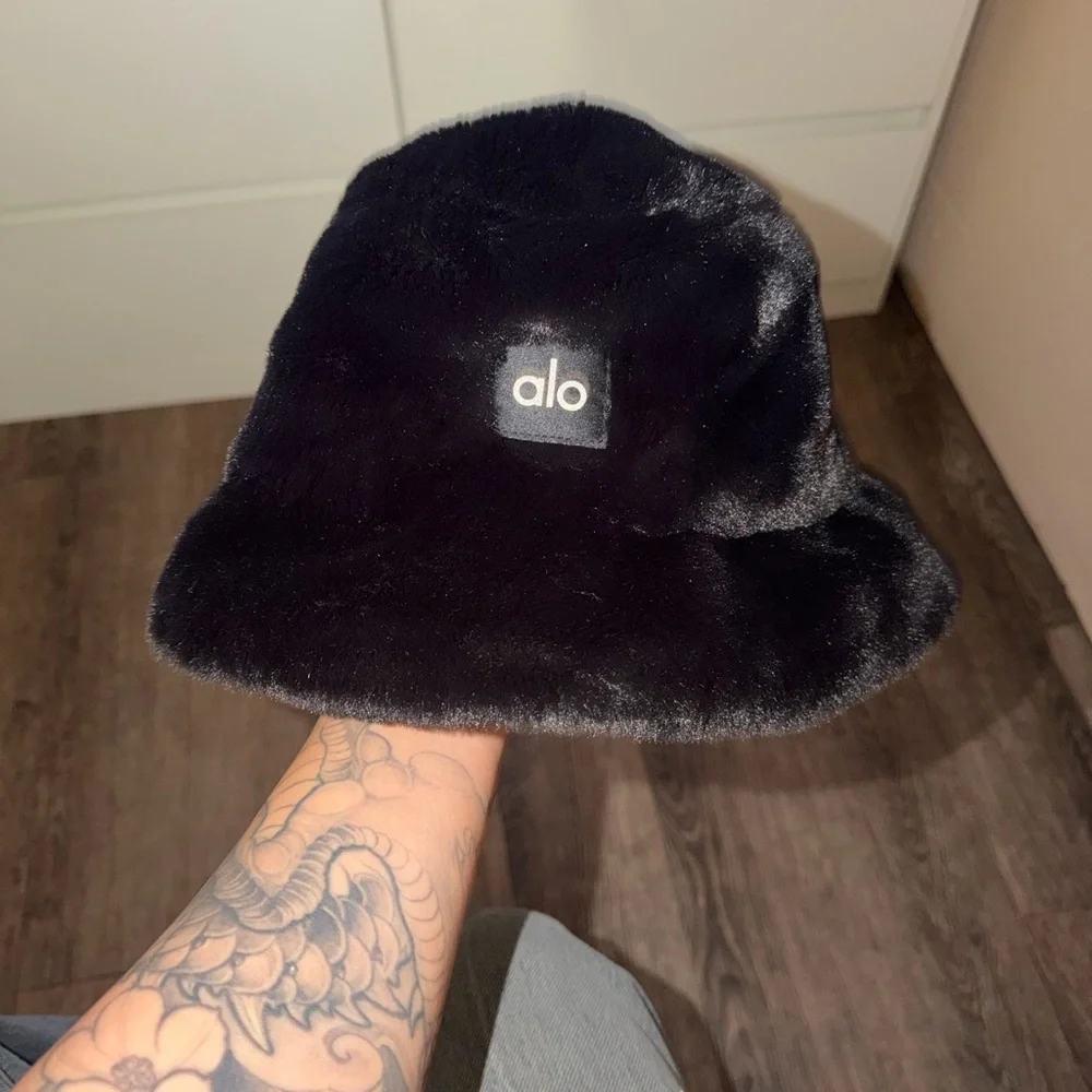 ALO Yoga Black Faux Fur Hat - Picture 1 of 2